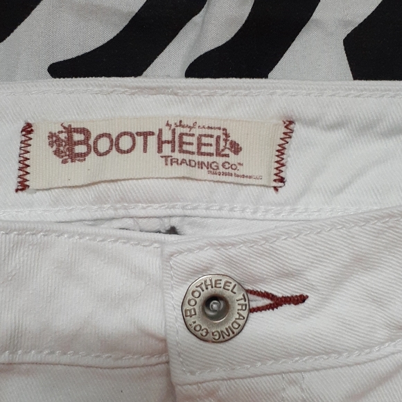 Boothell White Capris - Picture 5 of 8
